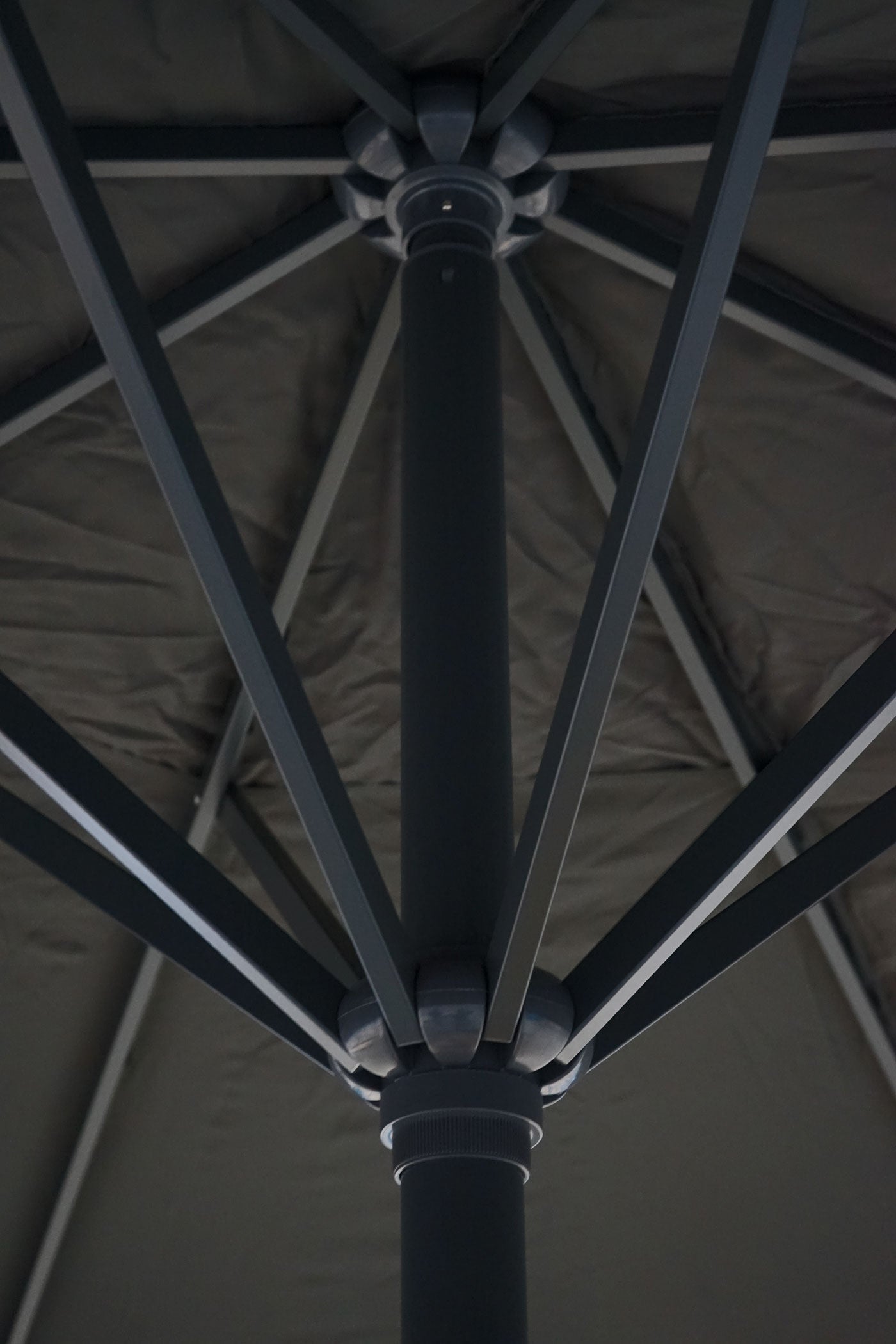 Cosmo Casa - Horecaparasol - Met volant - Polyester & Aluminium - Antraciet - Ø5 m - 28 kg - Zonder standaard