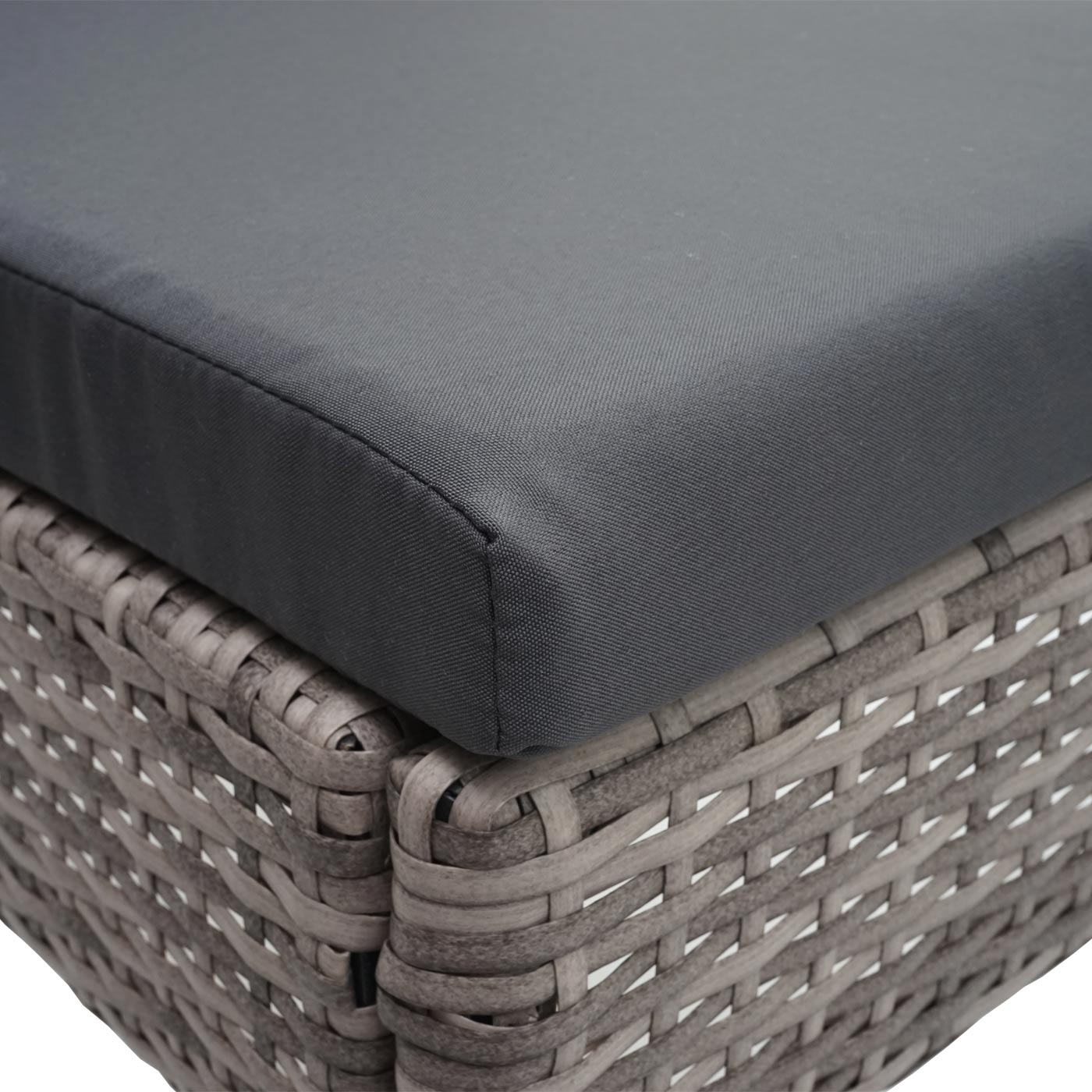 Cosmo Casa - Set van 2 polyrotan stoelen - Balkonstoel tuinstoel - Stapelbaar - Grijsbruin met donkergrijs kussen