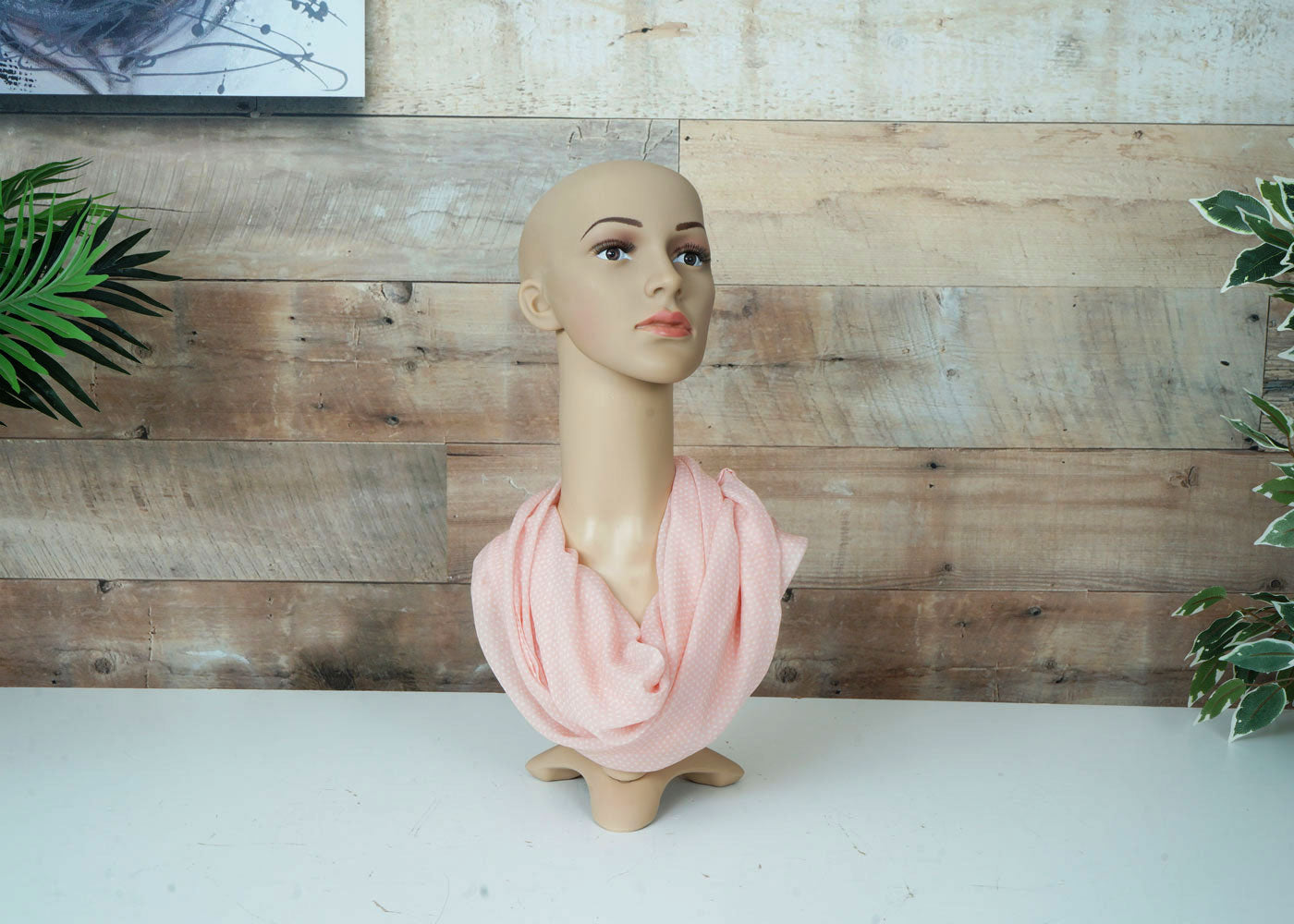 Cosmo Casa - Etalagepop hoofd - Met pruik - Kunststof - Beige - 55 cm