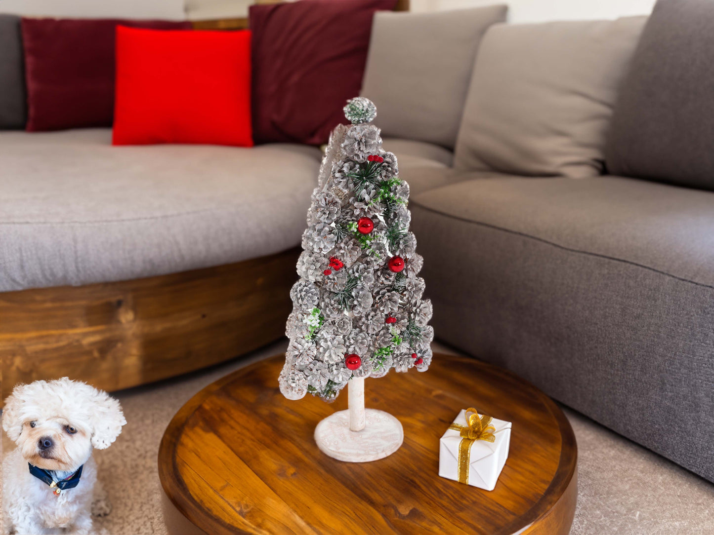 Cosmo Casa - Decoratieve Kerstboom - Kerstdecoratie met Dennenappels - Hout - 60x32x17 cm