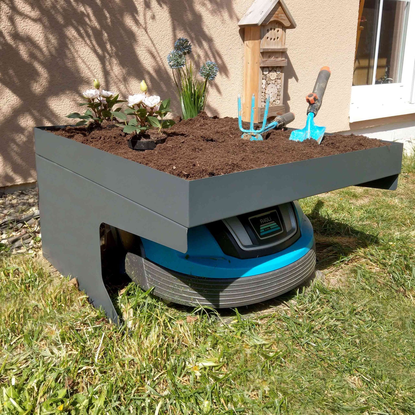 Cosmo Casa - Robotmaaiergarage met plantenbak - Overkapping - Metaal - Antraciet - 37×60×70 cm